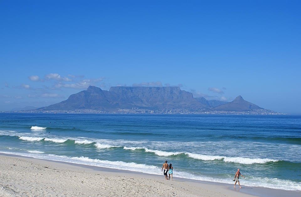 Taffelberget och Kapstaden i Sydafrika, sett från en strand vid stadsdelen Bloubergstrand
